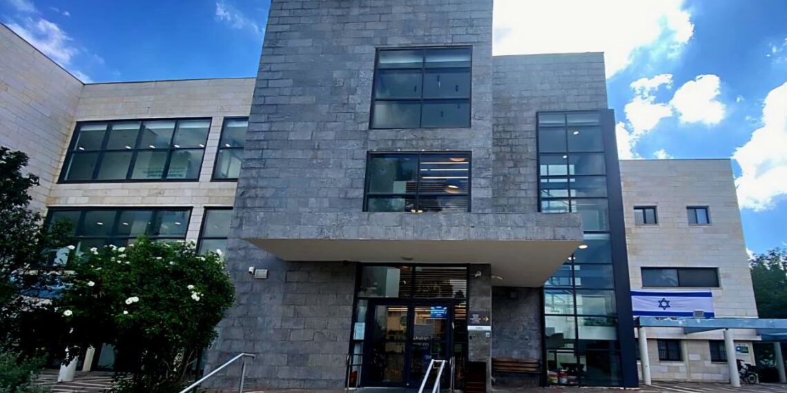 עובד עיריית חריש עתר לצו מניעה נגד פיטוריו, וטוען לניצול; העירייה מציגה גרסה אחרת