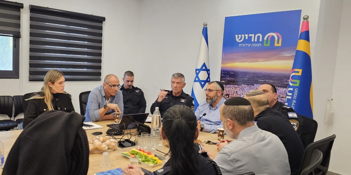 ראש המנהלת להגנה אזרחית במשטרה הגיע לחריש לדיון בענייני ביטחון