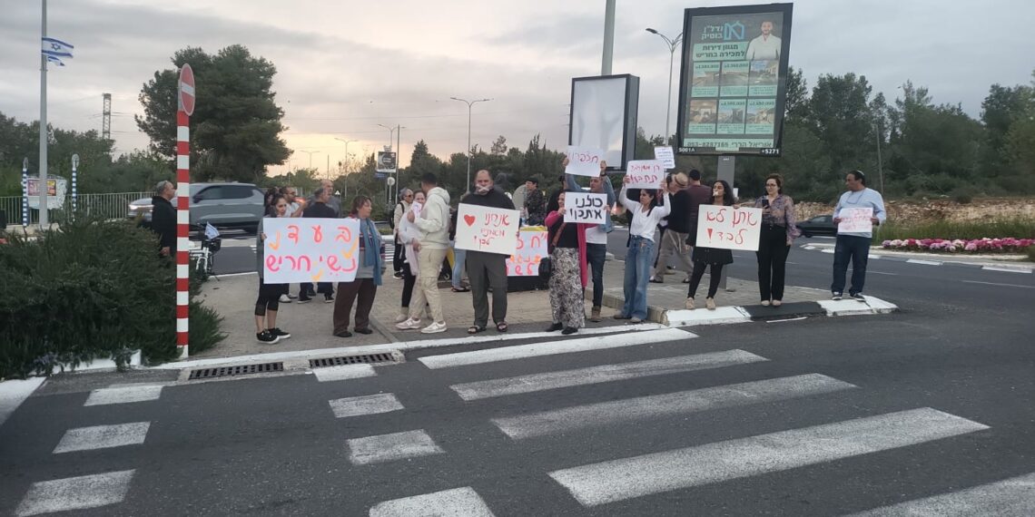 נוכחות דלה בהפגנה בכניסה לחריש בעקבות תחקיר חדשות 12
