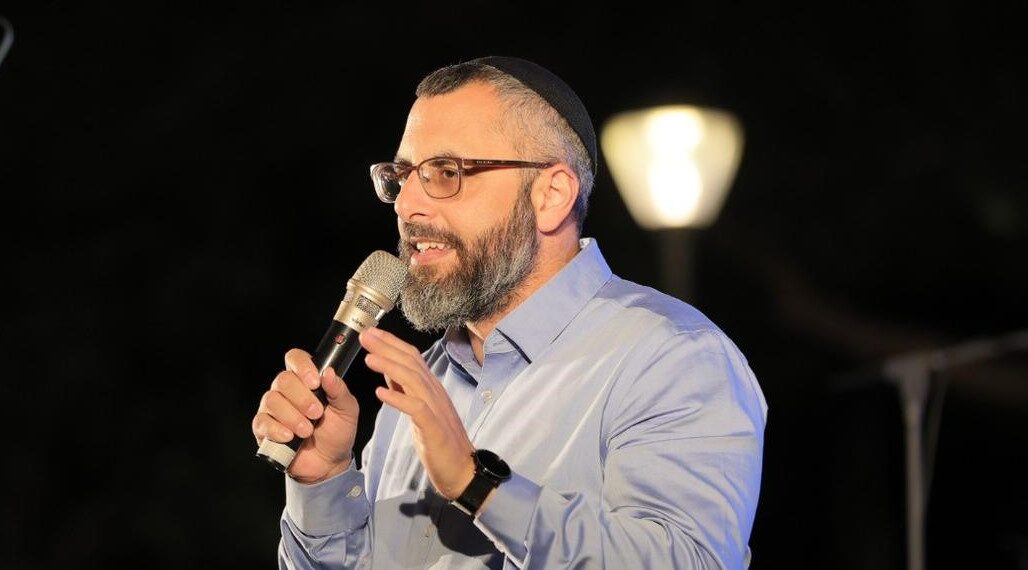 בפנים גלויות: צעירה מחריש טוענת כי יצחק קשת הטריד אותה; קשת מכחיש: בעלי אינטרסים פוליטיים מפעילים את "המתלוננות"