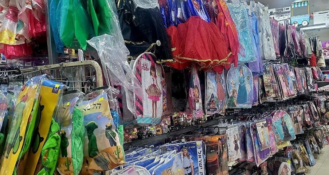 מחירי התחפושות בחריש נחשפים: איפה תשלמו פחות ואיפה תמצאו מותגים?