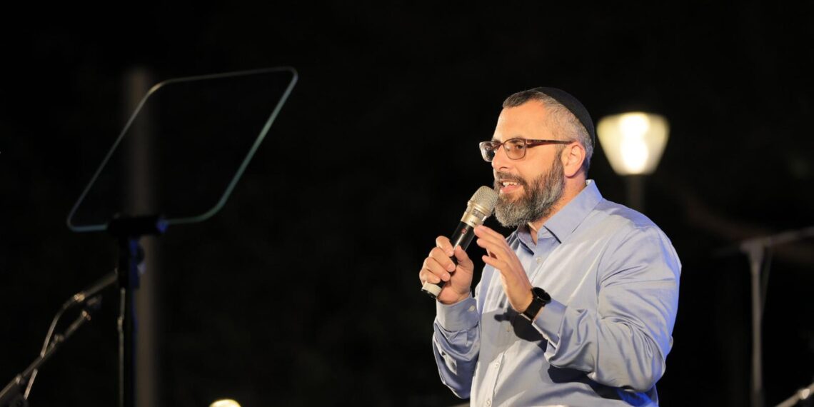 ראש העיר יצחק קשת נעצר בחשד לעבירות מין במספר נשים; שני עובדי עירייה עוכבו לחקירה