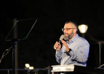 ראש העיר יצחק קשת נעצר בחשד לעבירות מין במספר נשים; שני עובדי עירייה עוכבו לחקירה