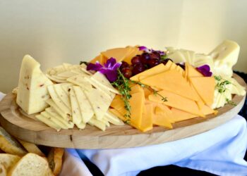 חגיגה לבנה: כך תבחרו את הגבינה הבריאה והעשירה ביותר לשולחן החג