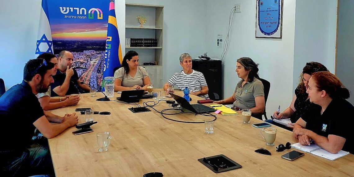 שמירה על היער וקידום חריש צפון: נציגי קק"ל בפגישת עבודה בעיר