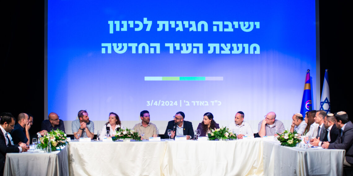 דרמה פוליטית בחריש: 14 חברי מועצה יכריעו מי יחליף את ראש העיר המושעה יצחק קשת