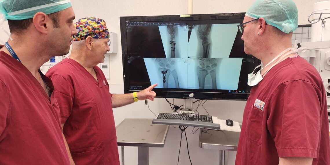 בניתוח נדיר: תוקן עיוות מולד בכף ידה של נערה בת 14