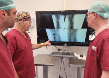 בניתוח נדיר: תוקן עיוות מולד בכף ידה של נערה בת 14