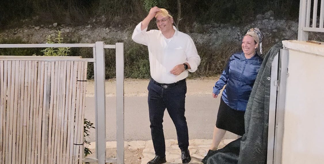 להפתעה כזאת הוא לא ציפה: מסיבת יום הולדת 50 בחצר הבית