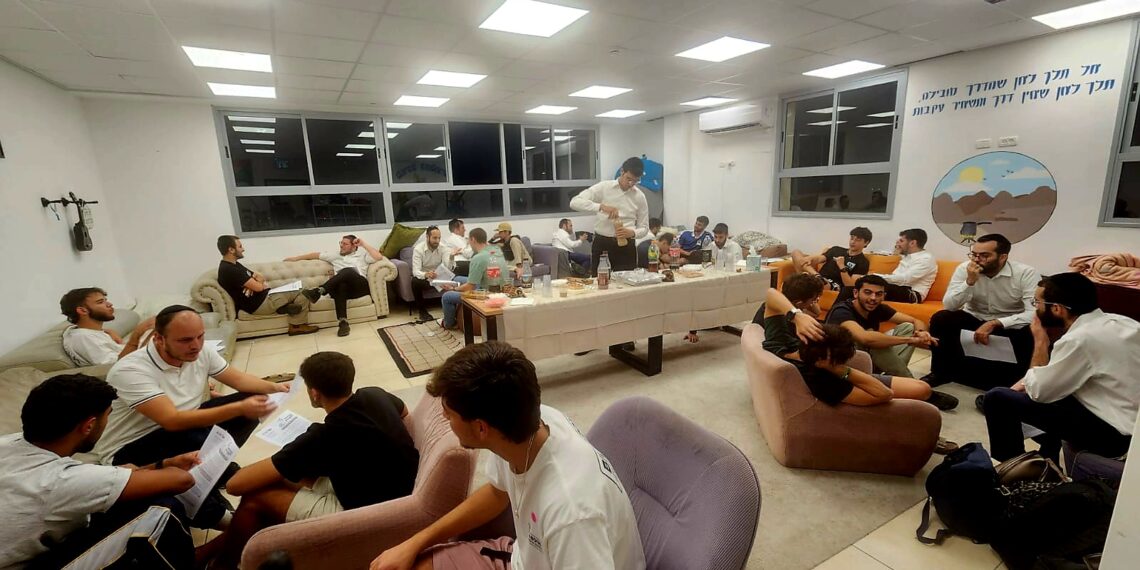 חיבור בין עולמות: מפגש ראשון בין חניכי מכינת רקיע לתושבים חרדים בחריש