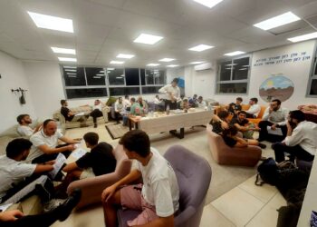 חיבור בין עולמות: מפגש ראשון בין חניכי מכינת רקיע לתושבים חרדים בחריש