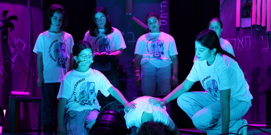 "תסתכלו לי בפנים": ההצגה מחריש שמבקשת לראות את מי שנשאר בחוץ