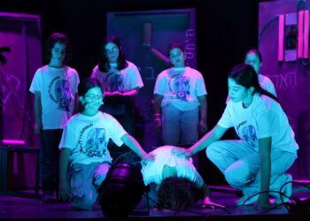 "תסתכלו לי בפנים": ההצגה מחריש שמבקשת לראות את מי שנשאר בחוץ