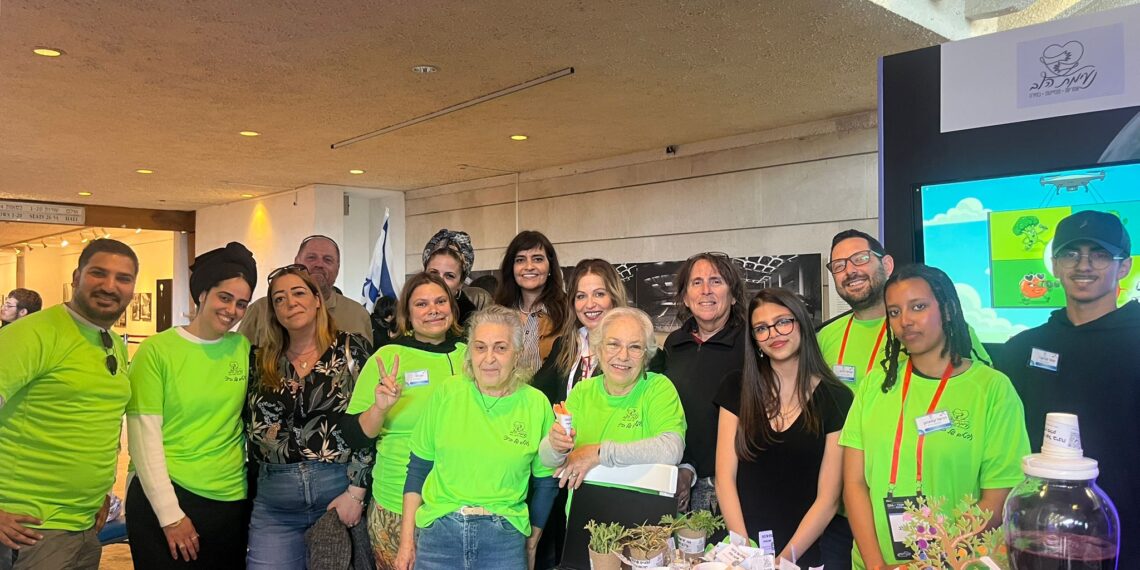 טיולים בטוחים, תזונה חכמה והגנה דיגיטלית: המיזמים של תלמידי חריש על הבמה הבין-לאומית