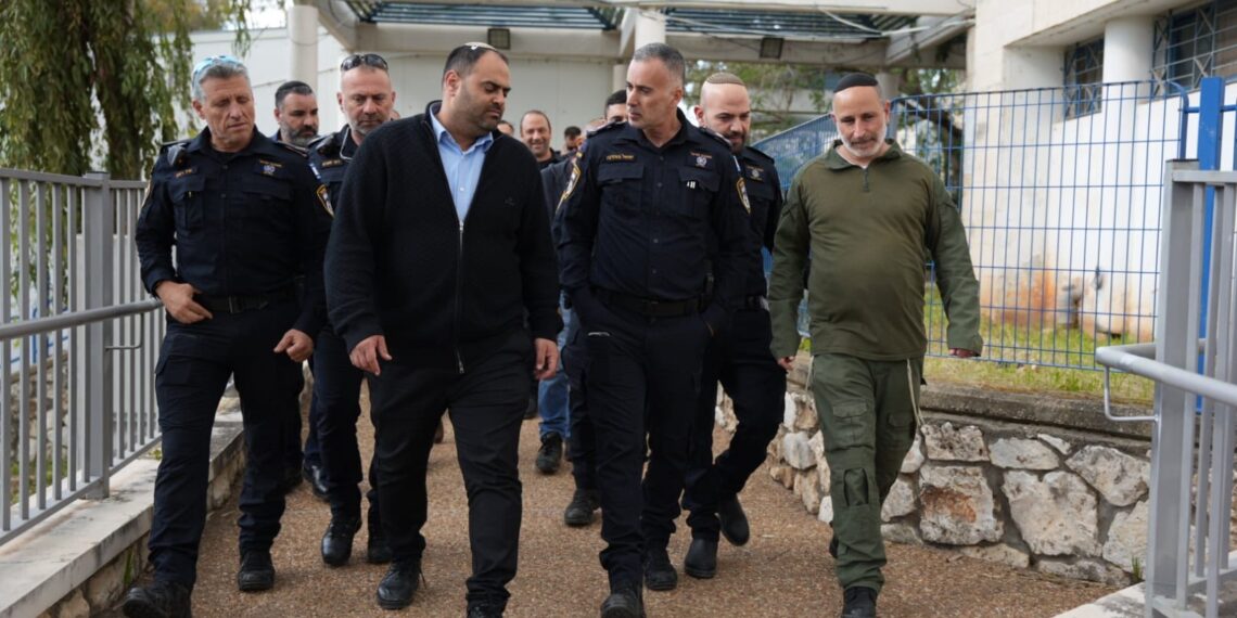 תגבור כוחות וקידום תחנה עצמאית: מפקד מחוז חוף ביקר בחריש על רקע המלחמה