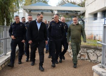 תגבור כוחות וקידום תחנה עצמאית: מפקד מחוז חוף ביקר בחריש על רקע המלחמה