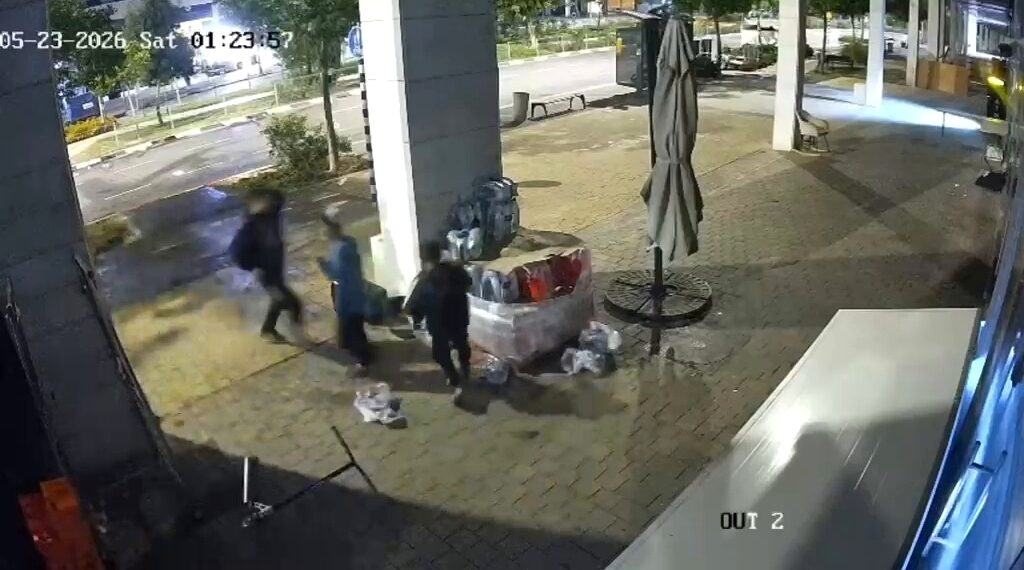 תיעוד מקומם: ילדים השליכו סחורה מחוץ למינימרקט בחריש