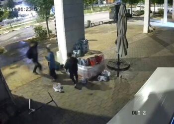תיעוד מקומם: ילדים השליכו סחורה מחוץ למינימרקט בחריש